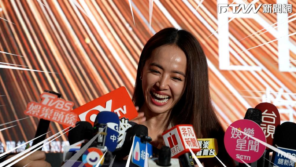 影／蔡依林和記者抬槓　笑到摀臉消失鏡頭前