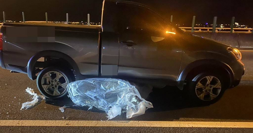國5車道床墊掉落　2輛車閃避不及撞上卡在原地