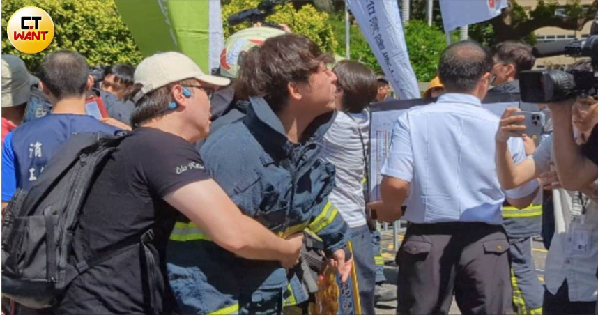 怒吼組工會！行政院代表快閃　消防員悲吼：學長死在裡面了