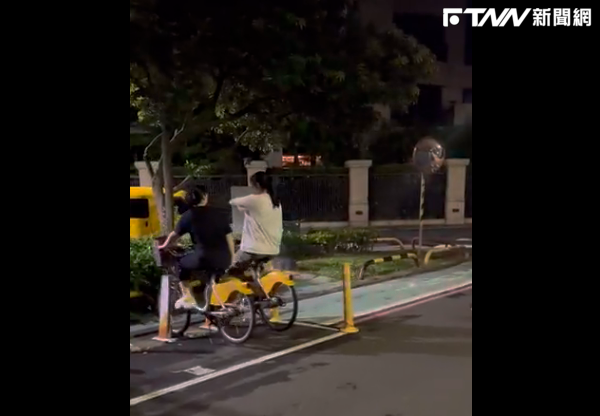 馬路即健身房？網驚見2女子將YouBike當飛輪騎　官方：恐造成車體受損