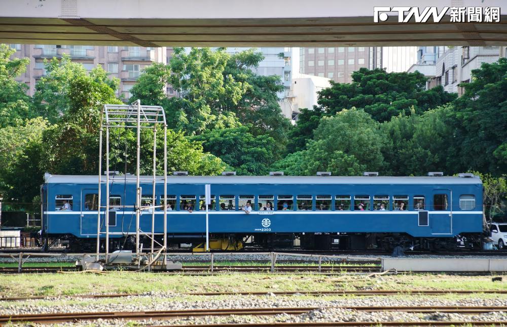 直擊／台北信義區竟有火車在路上跑！　台灣首座「活的鐵道博物館」願景成真